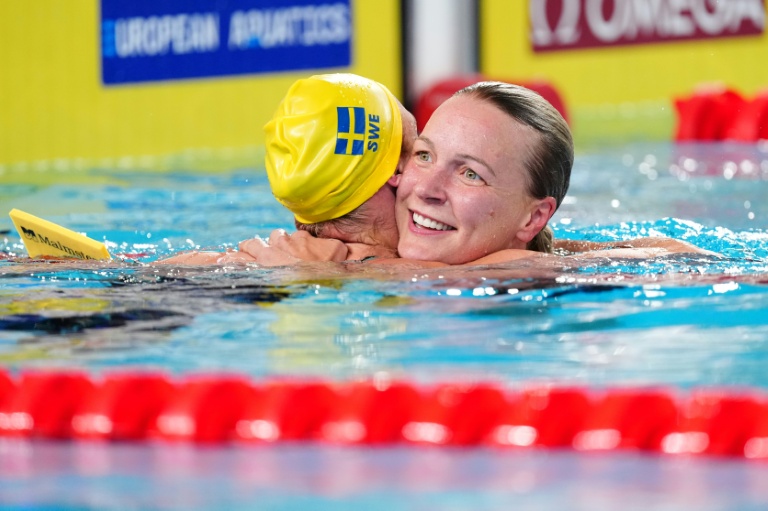 La Suédoise Sarah Sjöström radieuse après être devenue championne d'Europe du 50 m papillon le 12 août 2026 à Saint-Denis