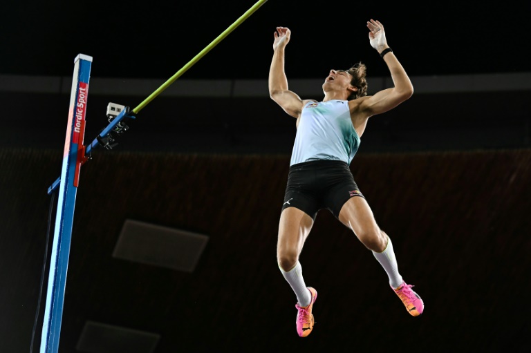 Le Suédois Armand Duplantis lors d'un des essais au saut à la perche au meeting de Zurich (Suisse) le 27 août 2026