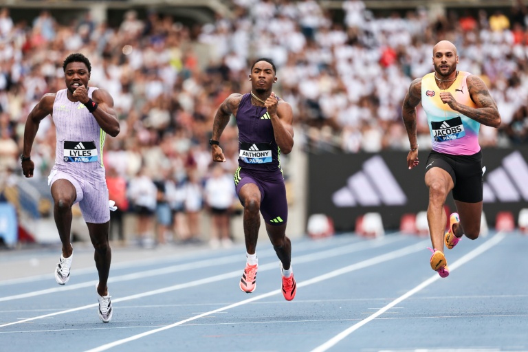 L'Italien Marcell Jacob (d) face aux Américains Noah Lyles  (g) et Jordan Anthony lors du meeting de Paris, au stade Charléty, le 28 juin 2026
