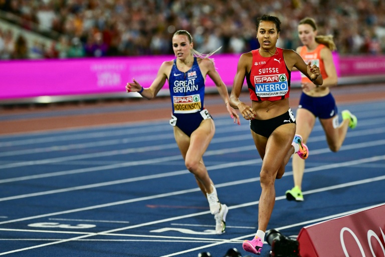 La Britannique Keely Hodgkinson, la Suissesse Audrey Werro et la Néerlandaise Femke Broeders-Bol à l'arrivée de la finale du 800 m des championnats d'Europe d'athlétisme à Birmingham (Angleterre) le 14 août 2026