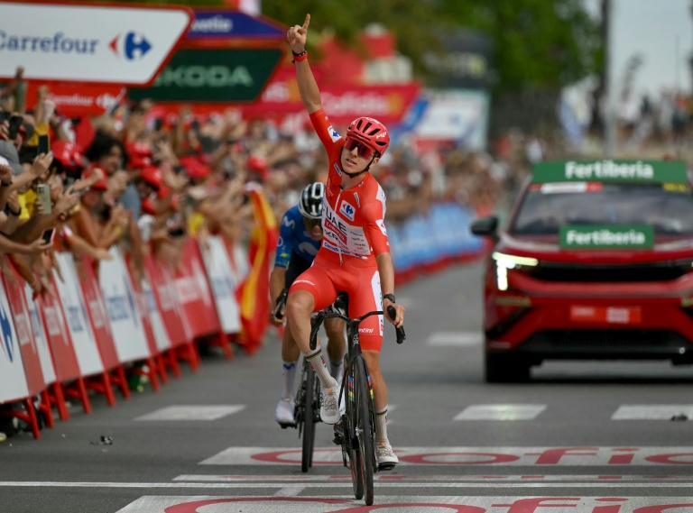 Tadej Pogacar célèbre sa victoire au Tour d'Espagne à Castellon.