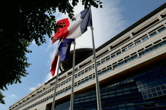 Le bâtiment du ministère de l'Economie et des Finances à Paris avec les drapeaux français.