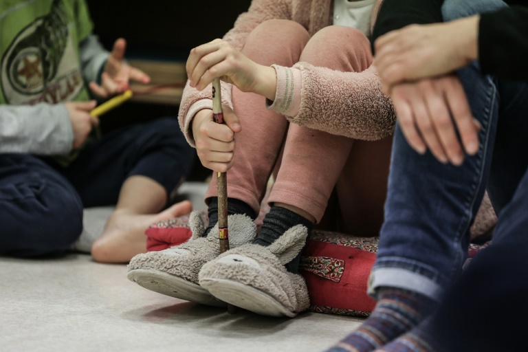 Les experts soulignent la nécessité de disposer de professionnels formés à l'accueil de la parole de l'enfant, capables d'écouter sans suggérer