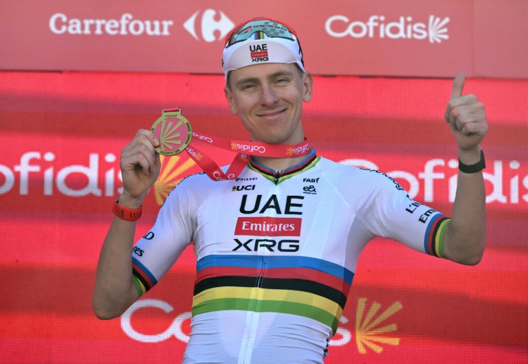 Tadej Pogacar sur la plus haute marche du podium après sa victoire dans la 4e étape de la Vuelta le 25 août 2026 à Andorre-la-Vieille