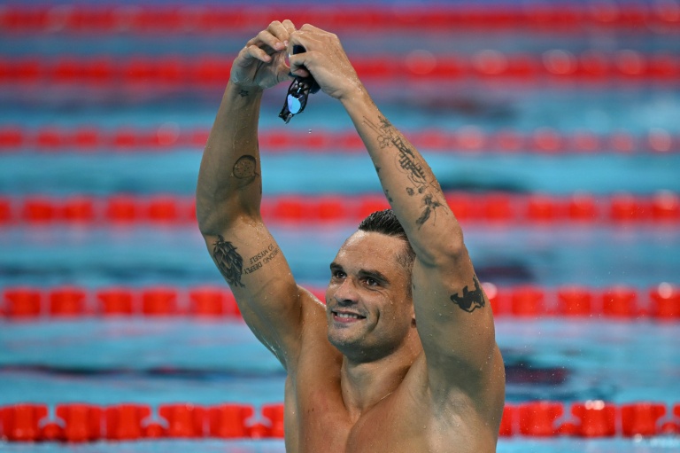 Florent Manaudou célèbre sa médaille de bronze lors du 50 m nage libre des JO de Paris, le 2 août 2024 à la Defense Arena de Nanterre