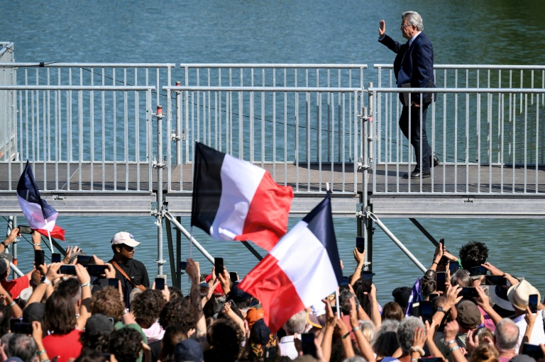 Jean-Luc Mélenchon arrive pour son discours de clôture des universités d'été de LFI, à Châteauneuf-sur-Isère, dans la Drôme, le 23 août 2026