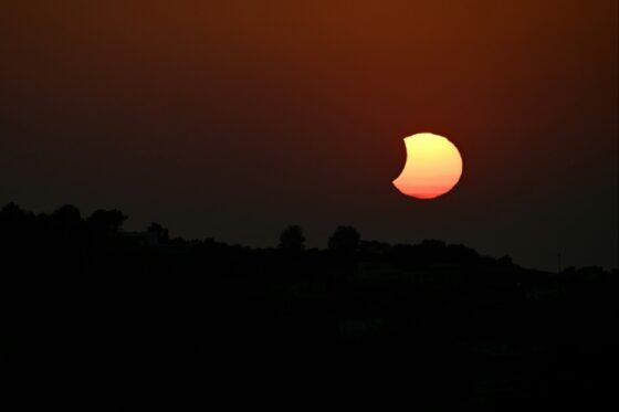 Éclipse solaire partielle observée à Hendaye, France.