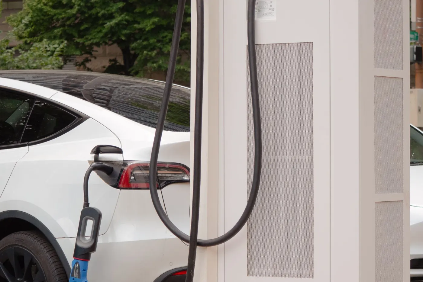 Fiat Grande Panda electrique : citadine electrique branchee a une borne de recharge