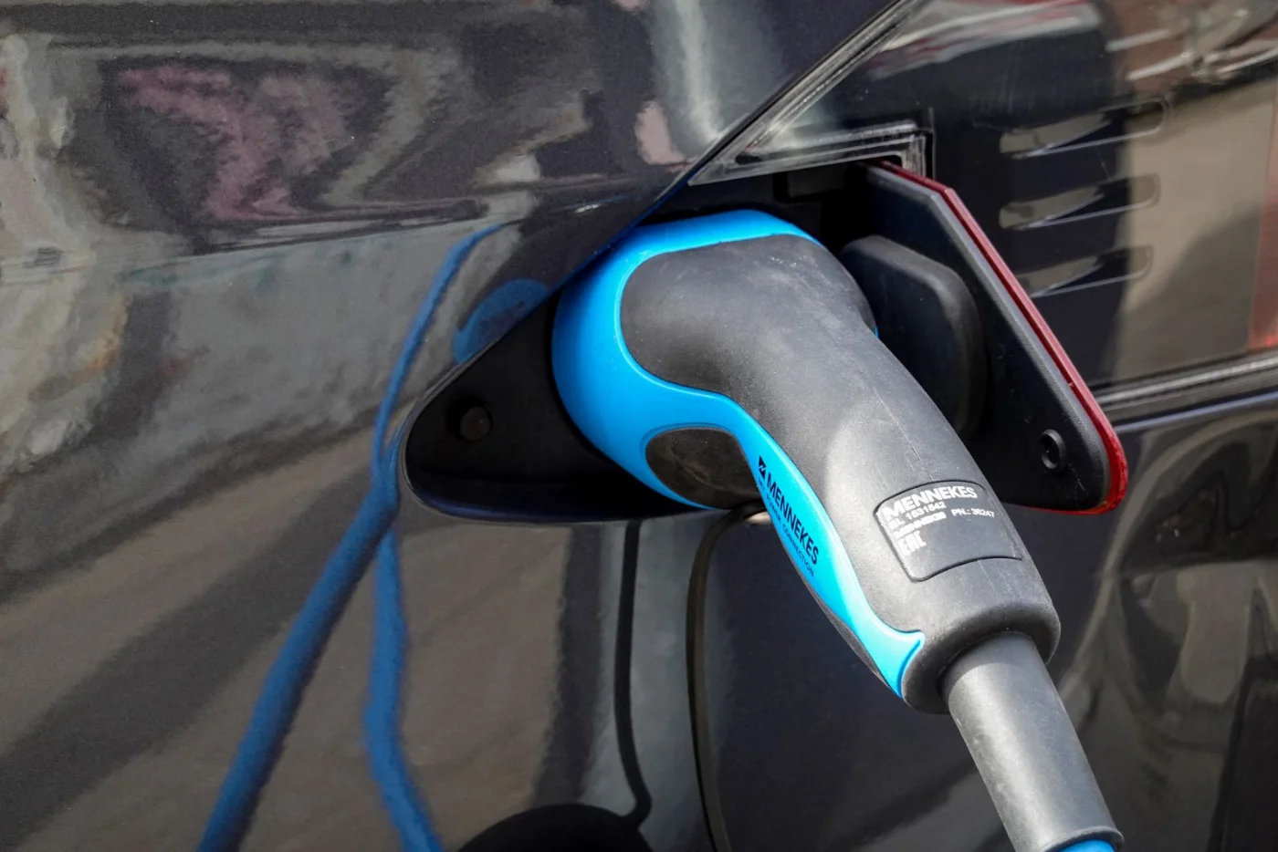Jaecoo 7 : vehicule hybride rechargeable en cours de recharge