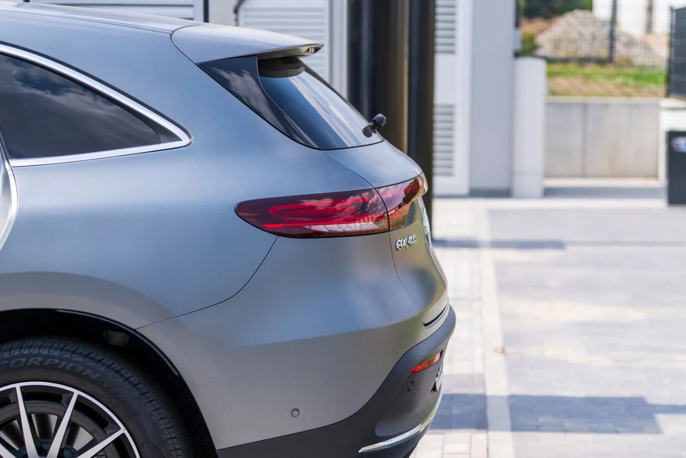 Kia EV2 : petit SUV electrique en charge a une station moderne