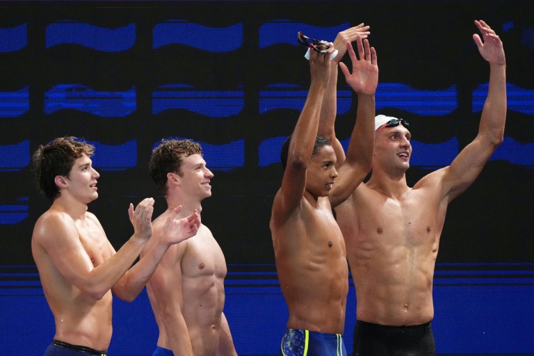 Le Français Sauveur Cristofini (2e en partant de la droite) vient de remporter la médaille d'argent du relais 4x200 m à l'Euro le 10 août 2026 à Saint-Denis