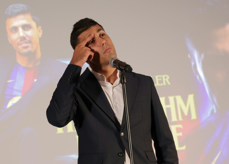 Rodri s'exprimant devant les reporters lors de sa présentation officielle comme nouveau joueur du FC Barcelone, le 18 août 2026