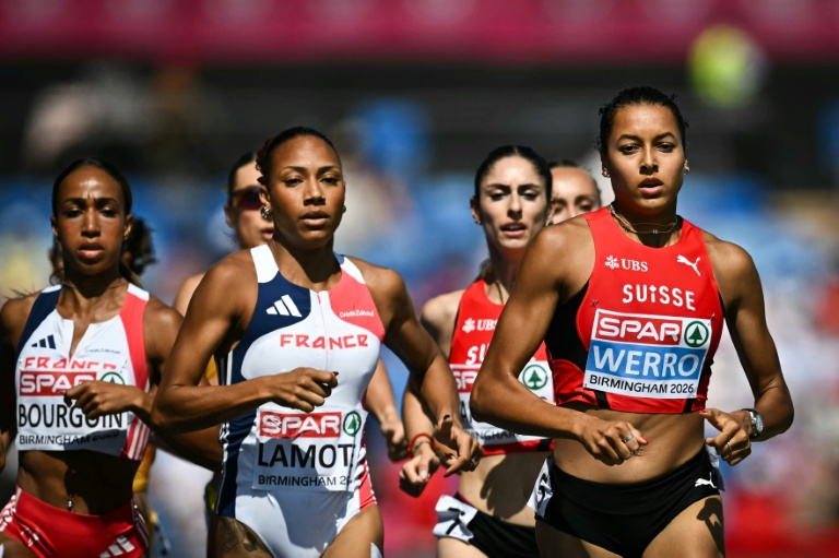 La Suissesse Audrey Werro (à droite) lors de la première demi-finale du 800 m féminin lors des Championnats d'Europe d'athlétisme, à Birmingham, le 13 août 2026