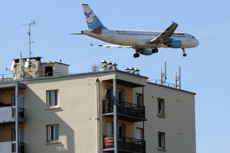Un avion vole au-dessus d'un immeuble à Toulouse le 2 octobre 2012