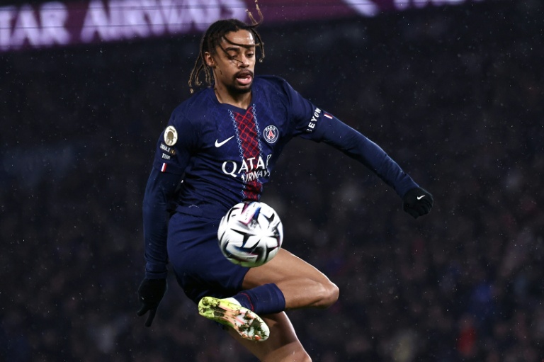 L'ailier français Bradley Barcola en action avec le Paris SG.