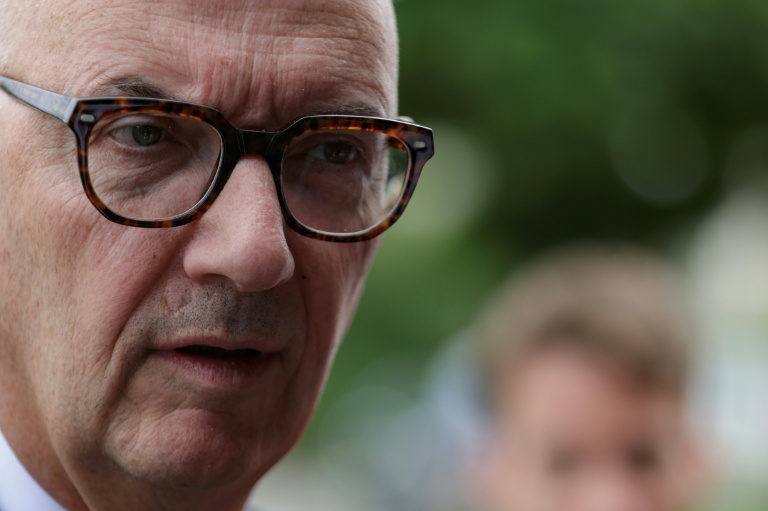 Le ministre français de l'Economie, Roland Lescure, s'adresse aux journalistes à son arrivée à Sens, au sud-est de Paris, le 29 août 2026