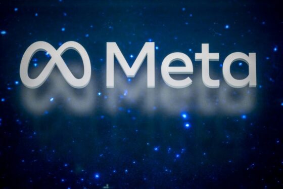 Logo de Meta sur fond bleu, représentant l'entreprise technologique.