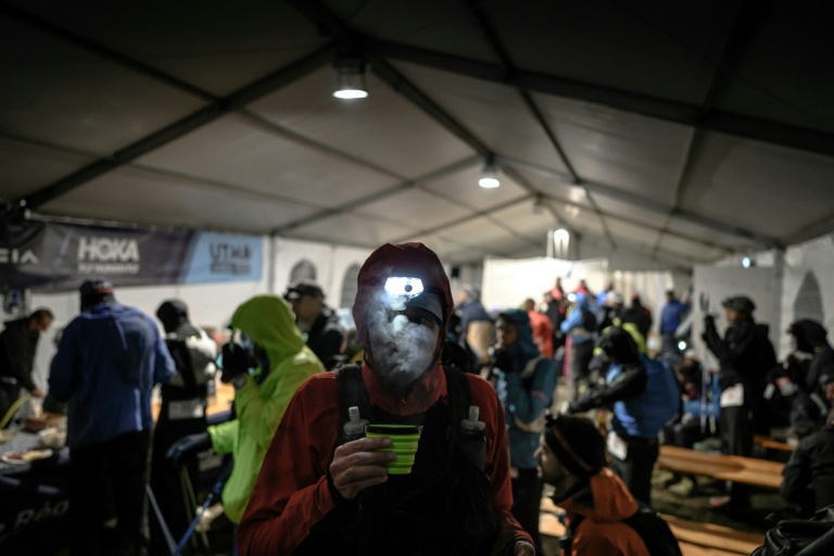 Des concurrents dans une cantine lors de l'ultra-trail de Chamonix en Haute-Savoie le 30 août 2025