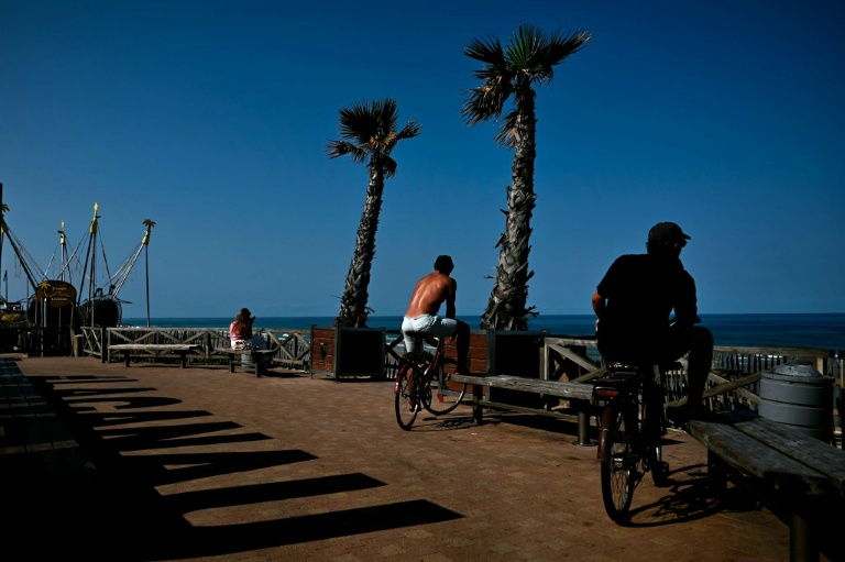 Des personnes regardent la mer à Lacanau, en Gironde, le 1er août 2026