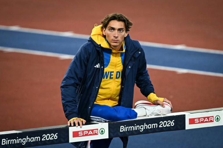 Le Suédois Armand Duplantis s'étire avant de disputer la finale du saut à la perche masculin lors des Championnats d'Europe d'athlétisme, au stade Alexander de Birmingham, le 16 août 2026