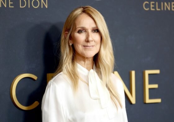 Céline Dion souriante lors d'un événement à Paris.