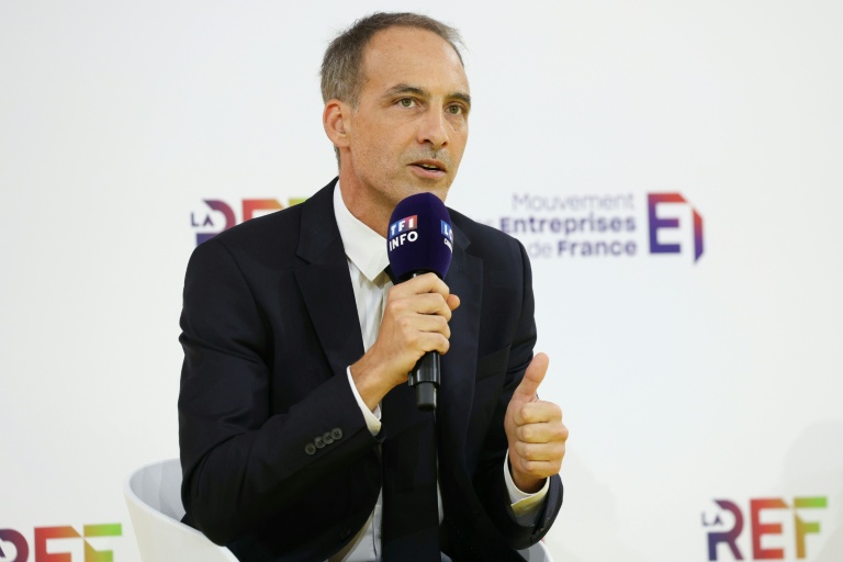 Raphaël Glucksmann participe au débat entre les principaux candidats à la présidentielle organisé par le Medef, le 27 août 2026 à Paris