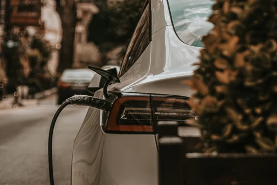 Leasing social 2026 : voiture électrique en charge sur une borne en ville