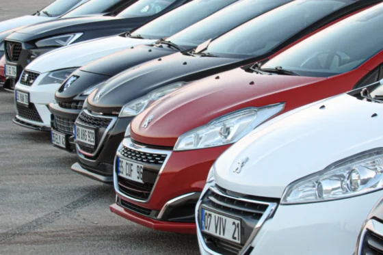 Marque de voiture : rangée de voitures neuves chez un concessionnaire