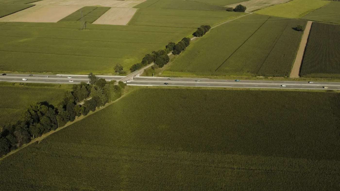 Péage flux libre : autoroute sans barrière vue du ciel