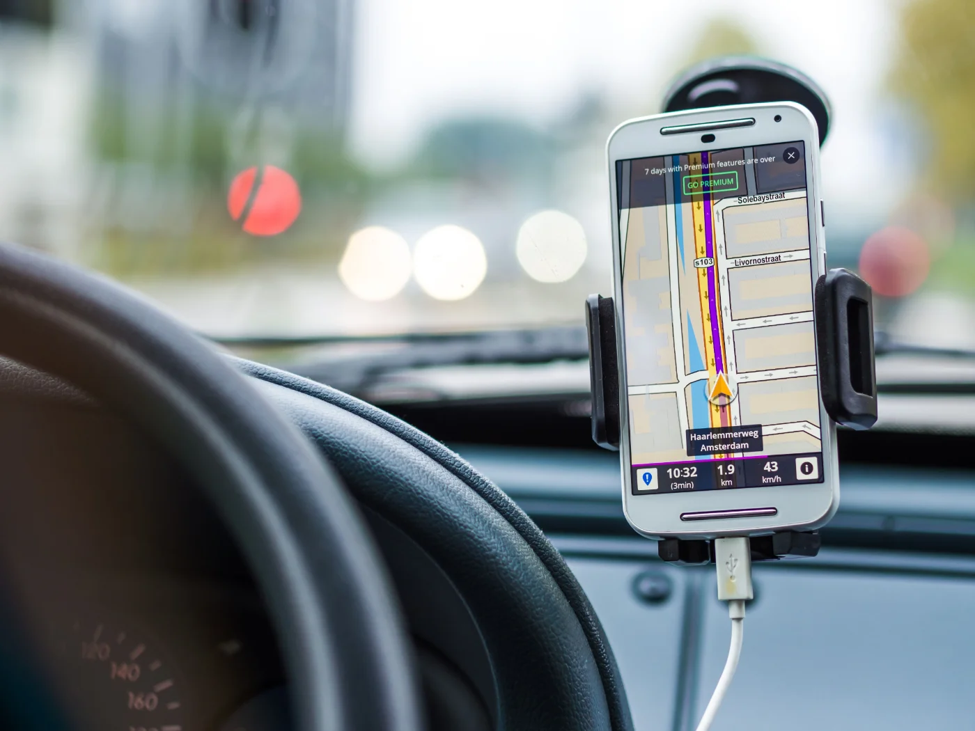 Support telephone voiture : smartphone fixé et affichant la navigation GPS