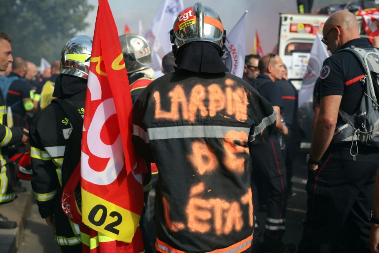 Manifestation de pompiers pour faire entendre leur 