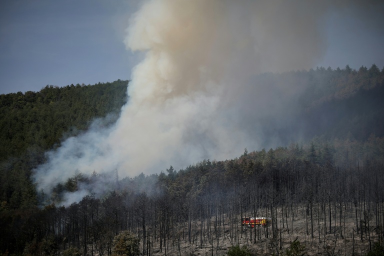Incendie à Puilaurens, avec des fumées s'élevant des forêts brûlées.