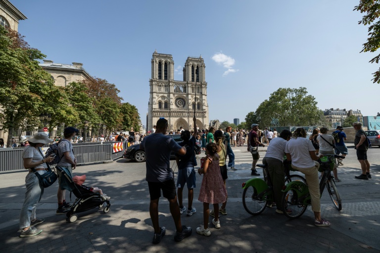 Des touristes devant la cathédrale Notre-Dame de Paris, le 25 juillet 2026