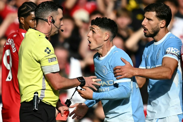 Le milieu de City Phil Foden (au centre) réagit après avoir reçu un carton rouge contre Manchester United, le 13 septembre 2026 à Old Trafford