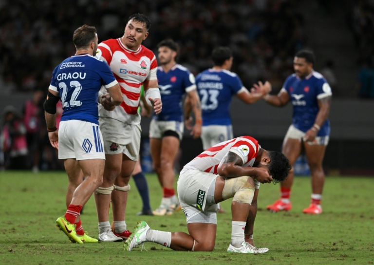Le demi de mêlée français Paul Graou salue le Japonais Samisoni Tua après la victoire de la France contre le Japon lors du Championnat des Nations au Stade national de Tokyo le 18 juillet 2026