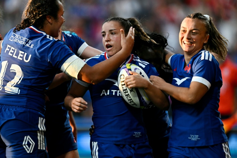 Joueuses du XV de France féminin célébrant leur victoire contre le Canada