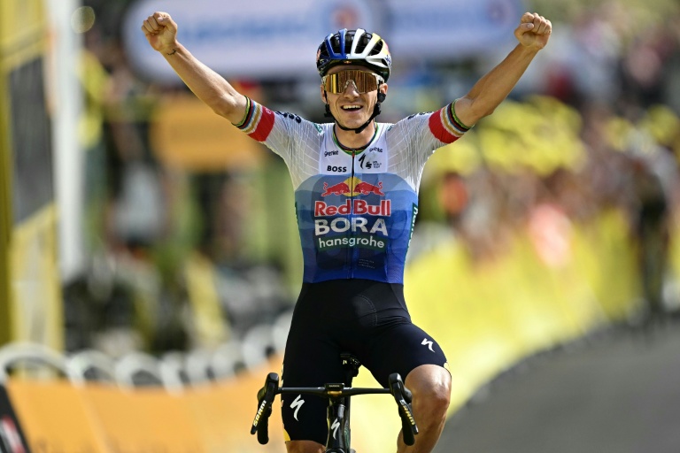 Remco Evenepoel célébrant sa victoire lors d'une course cycliste.