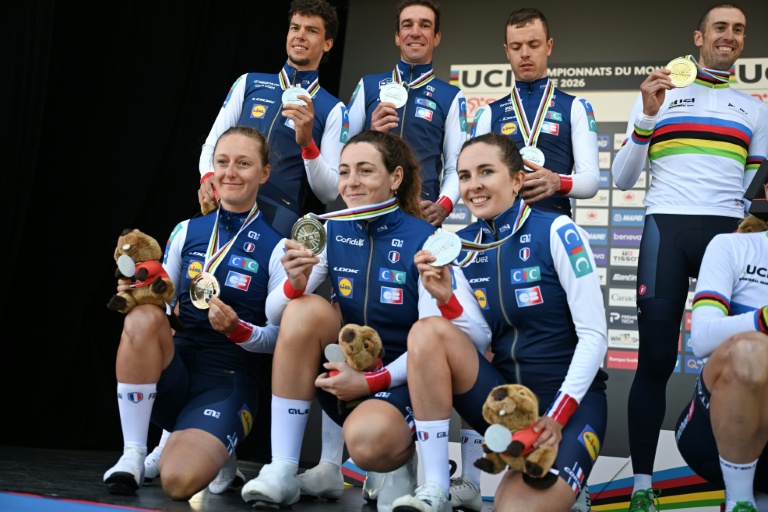 Les coureurs et coureuses de l'équipe de France, médaillée d'argent lors de l'épreuve de relais mixte aux championnat du monde de cyclisme à Montréal, le 22 septembre 2026