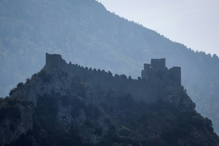 Le château de Puilaurens enveloppé de fumée lors d'un incendie de forêt à Puilaurens, dans l'Aude, le 5 septembre 2026