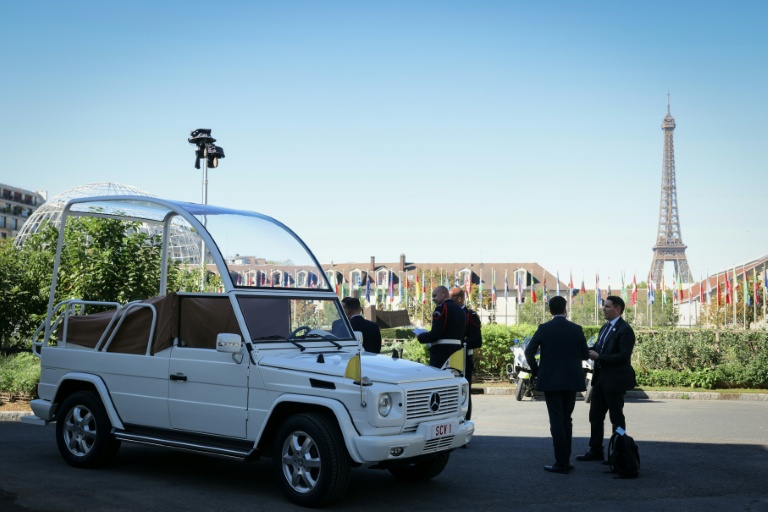 La papamobile devant le siège de l'UNESCO avec en fond la tour Eiffel, le 25 septembre 2026, à Paris