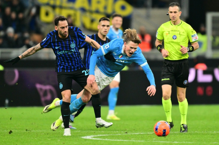 L'Inter Milan de Hakan Calhanoglu (N.20) et le Napoli de Scott McTominay opposés le 11 janvier 2026 à San Siro vont se retrouver pour un nouveau duel
