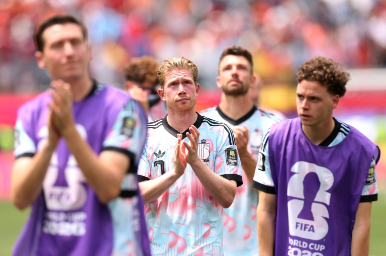L'international belge de Naples Kevin De Bruyne avec ses coéquipiers après l'élimination de la Belgique en quarts de finale du Mondial-2026 par l'Espagne (2-1) le 10 juillet 2026 à Inglewood