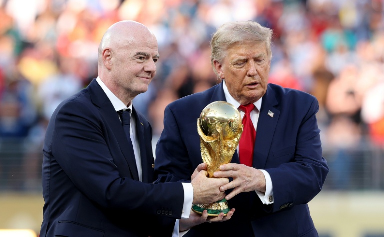 Gianni Infantino et son ami Donald Trump affichent leur complicité lors de la cérémonie de remise du trophée de la Coupe du monde à East Rutherford, dans le New Jersey, le 19 juillet 2026