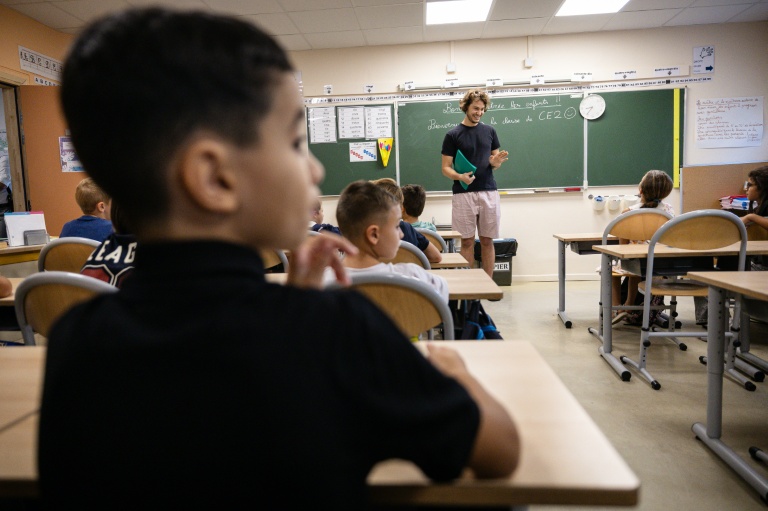 Un professeur accueille les élèves le jour de la rentrée dans l'école primaire Bonnevaine Zenatti à Marseille, le 2 septembre 2024
