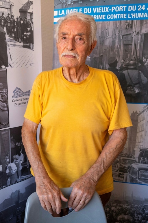 Un survivant des rafles du Vieux-Port de Marseille, Antoine Mignemi, 89 ans, pose devant des photos d'époque à Marseille, le 28 septembre 2026