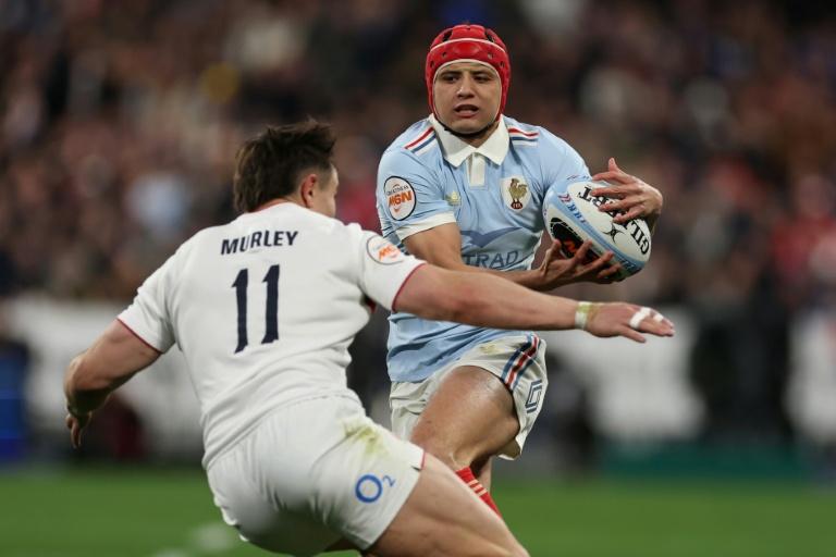 Louis Bielle-Biarrey (d) tente de déborder l'Anglais Cadan Murley lors du match du Tournoi des six nations entre la France et l'Angleterre, le 14 mars 2026 au Stade de France à Saint-Denis