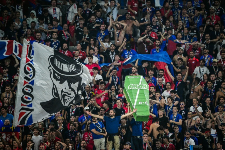 Des supporters de Lyon brandissent des banderoles contre le rival régional Saint-Etienne, le 19 septembre 2026 au Groupama Stidium, à Décines-Charpieu