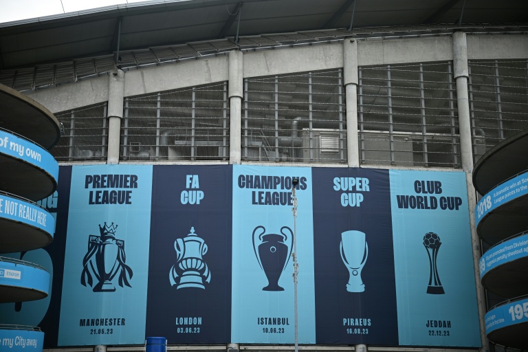 Manchester City et ses trophées affichés au stade, symbole du succès du club