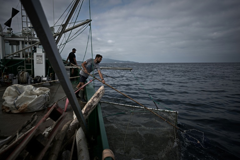 Des membres d'équipage de l'Itsas-Bellara récupèrent des déchets flottants au large de Saint-Jean-de-Luz, dans les Pyrénées-Atlantiques, le 8 septembre 2026