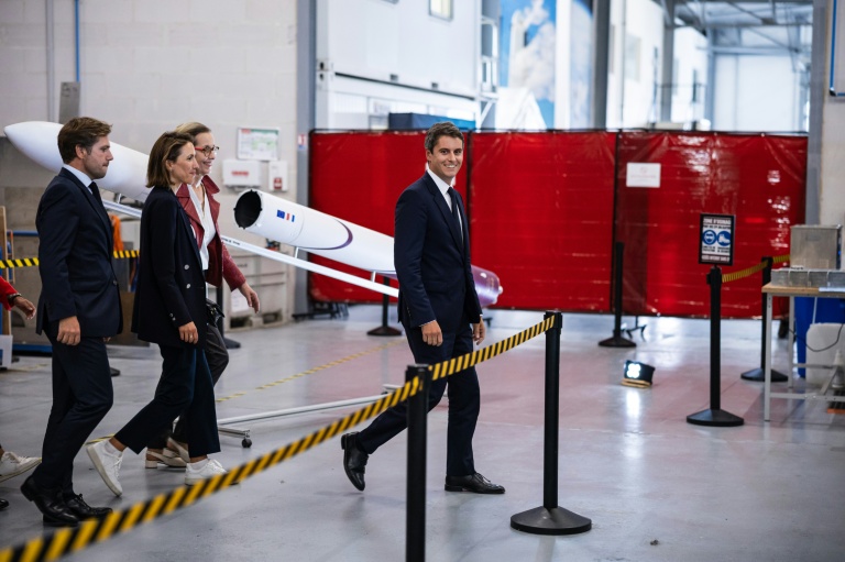 Le candidat de Renaissance à la présidentielle Gabriel Attal dans les locaux de l'entreprise aérospatiale Latitude le 17 septembre 2026 à Reims